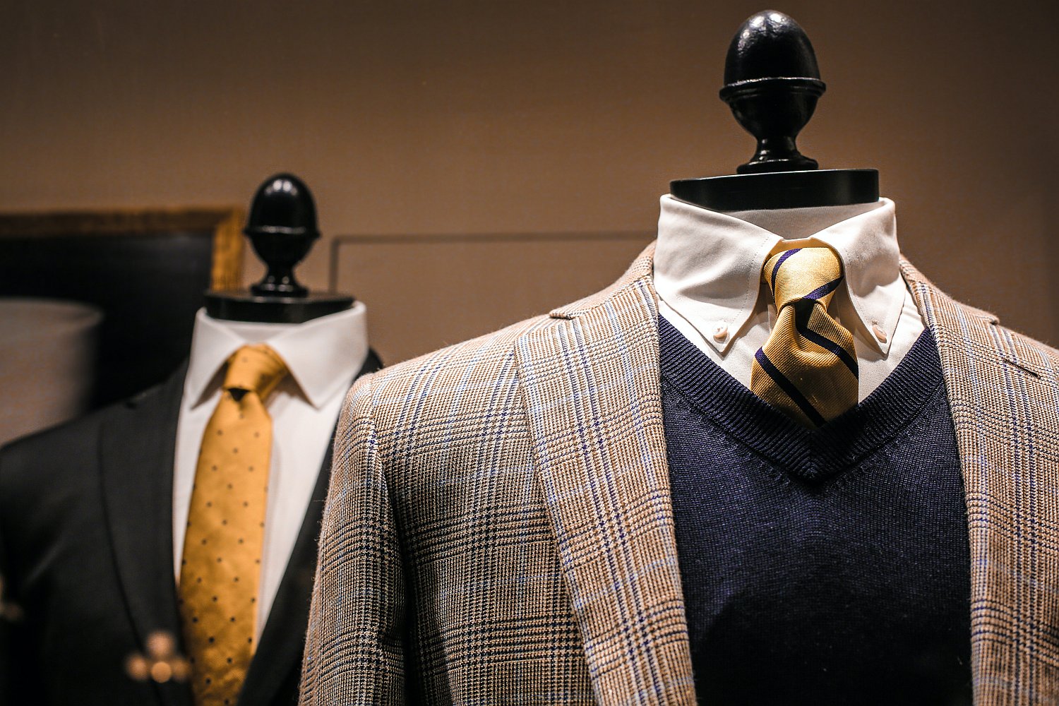 Jak wybrać i stylizować garnitur? Poradnik dla mężczyzn