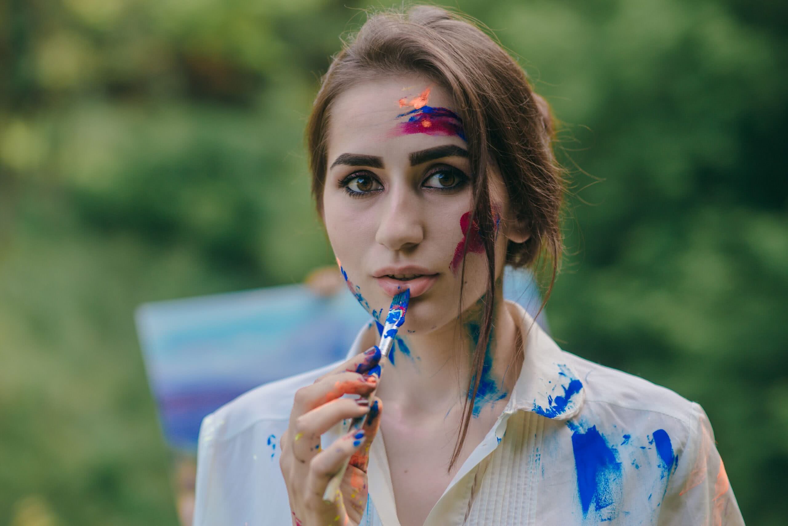 Farba akrylowa na rękach lub narzędziach? Oto jak ją bezproblemowo usunąć za pomocą dostępnych środków