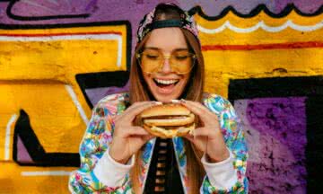 Historia jedzenia ulicznego – jak fast food podbił świat