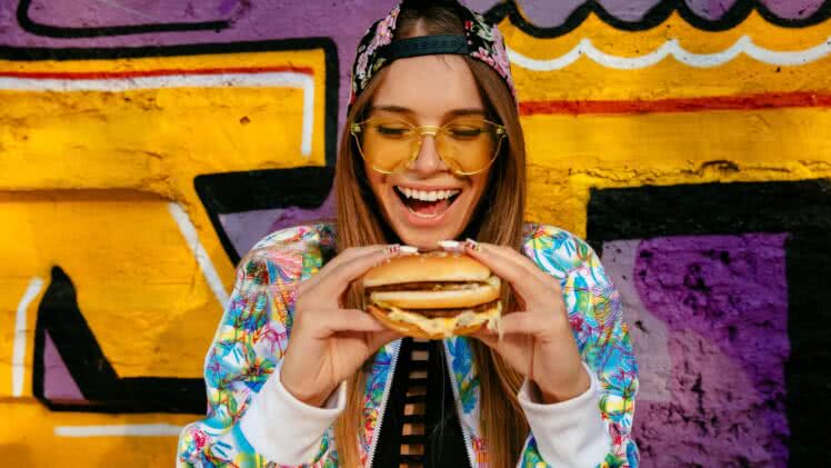 Historia jedzenia ulicznego – jak fast food podbił świat