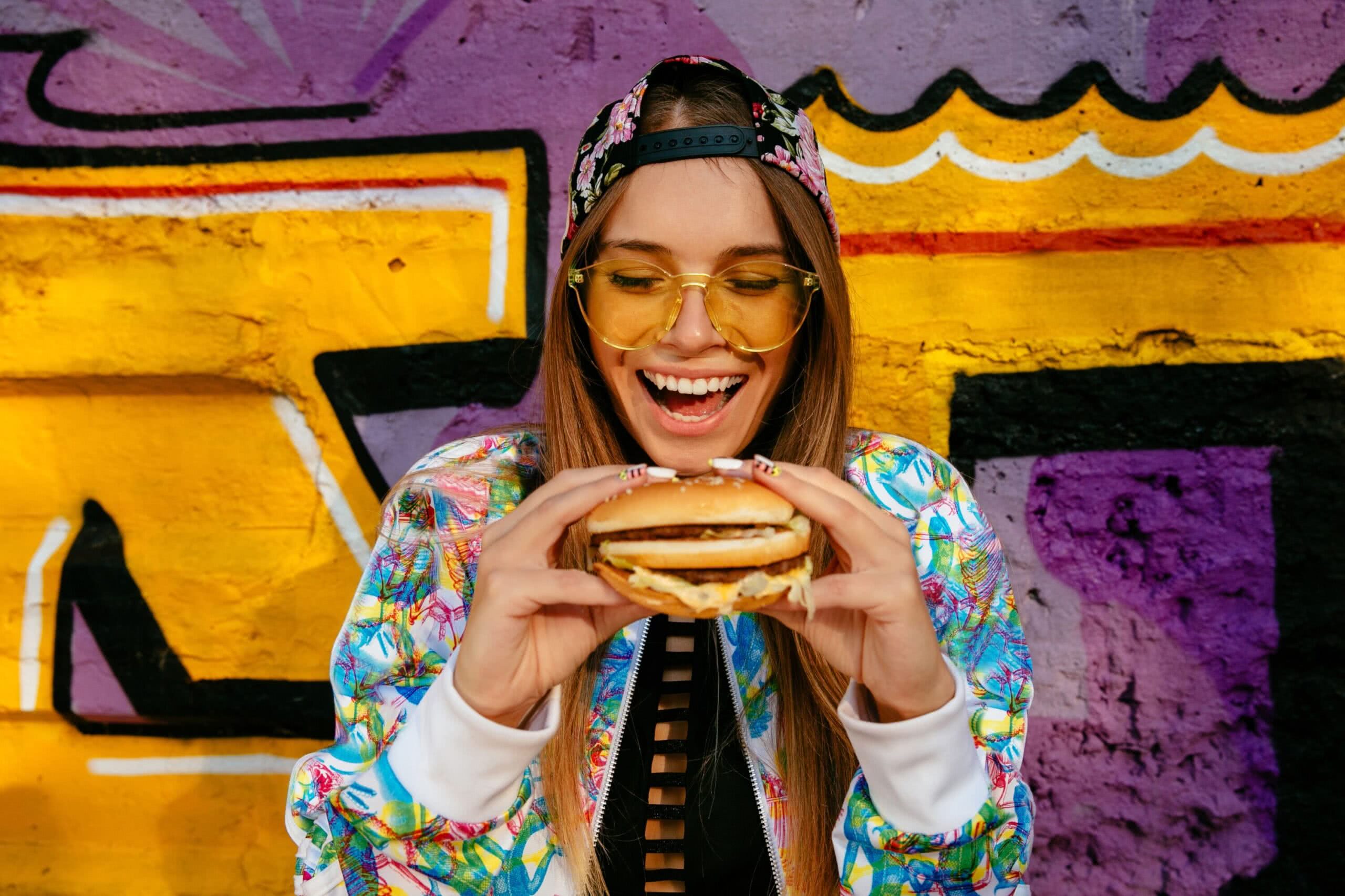 Historia jedzenia ulicznego – jak fast food podbił świat