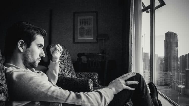 Czy mężczyźni lubią, gdy dziewczyna pisze pierwsza? – dowiedz się, co naprawdę myślą mężczyźni o kobietach, które biorą sprawy w swoje ręce: odkryj ich opinie i zrozum, jak inicjatywa kobiety może wpłynąć na dynamikę związku