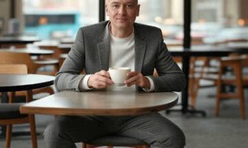 Casualowy garnitur w kolorze szarym – idealny wybór na lunch w miejskiej kawiarni