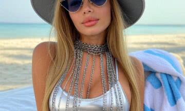 Minikini w odcieniu srebra – Futurystyczny blask na plaży