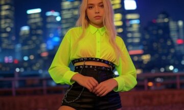 Punk w neonach – Odważny kolor i zadziorny styl. Neonowa bluzka, czarne szorty z łańcuchami i martensy. Look dla kobiety, która swoją pewnością siebie rozświetla tłum