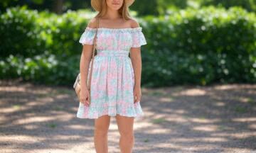 Dwudziestolatka w sukience z odkrytymi ramionami – Subtelna zmysłowość