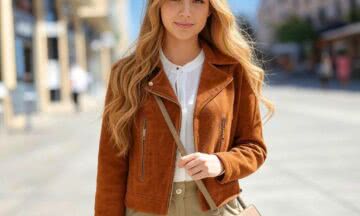 Brązowa marynarka z zamszu na letnie zakupy z nutą stylu