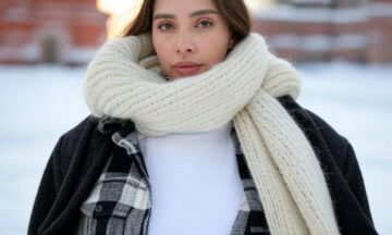 Flanela na zimę – Warstwowy minimalizm. Jak nosić grubą flanelę w kratę z wełnianym płaszczem i szalikiem – stylizacje z Moskwy na mroźne dni