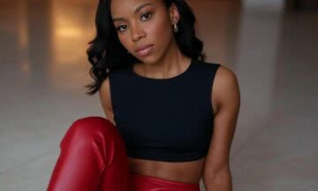 Seksowna i Elegancka Stylizacja na Imprezę: Czarny Crop-Top i Czerwone Spodnie