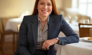 Stonowany garnitur w odcieniu granatu na popołudniowy obiad z rodziną