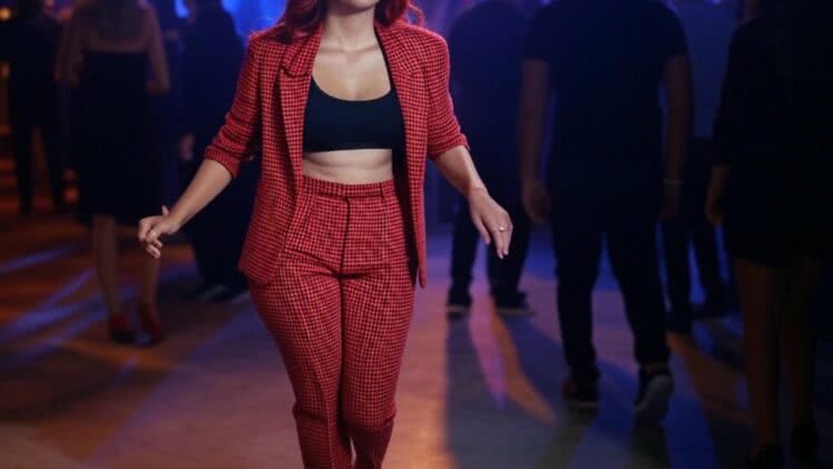 Ruda w ogniu tańca: Garnitur w kratę na imprezie tanecznej