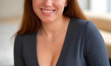 Wyzwolona kobieta w sukience z dekoltem w serek – Zmysłowy akcent