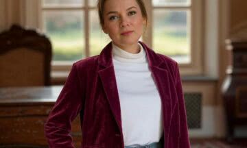 50-letnia kobieta w żakiecie z aksamitu – Wieczorowa elegancja