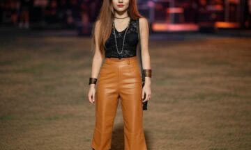 Skórzane spodnie w odcieniu karmelu z szerokimi nogawkami na koncert rockowy
