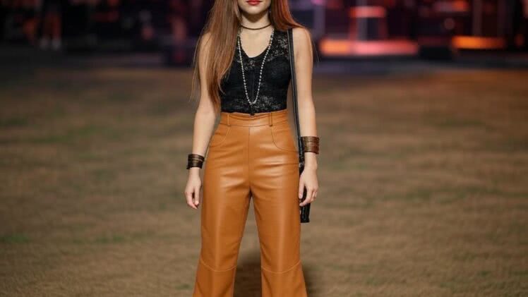 Skórzane spodnie w odcieniu karmelu z szerokimi nogawkami na koncert rockowy