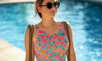 Retro strój z lat 60. – Kwiaty przy basenie