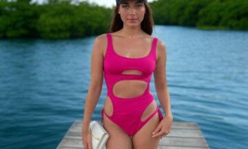 Minikini w odcieniu fuksji – Śmiałość na pomoście