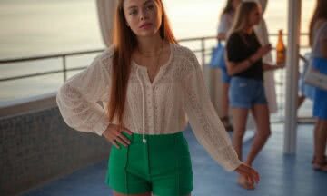 Szmaragdowe Szorty i Oversizowa Bluzka z Siateczką – Idealny Strój na Letnią Imprezę na Tarasie