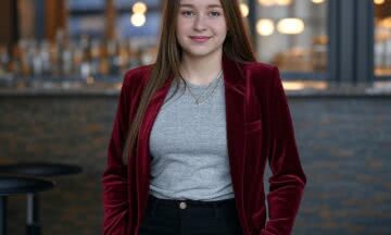 Bordowa marynarka z aksamitu – wieczór w modnym barze z odrobiną ekstrawagancji