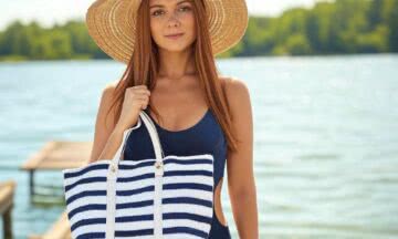 Jednoczęściowy strój w granacie – Elegancja na pomoście