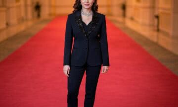 Czarny garnitur z błyskiem – glamour. Jak stylizować czarny garnitur z satynowymi klapami lub cekinowym akcentem, by wyglądać szykownie i zmysłowo