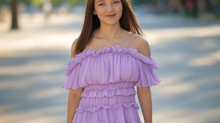 Kobieta dwudziestoletnia w sukience z falbanami – Zwiewna delikatność