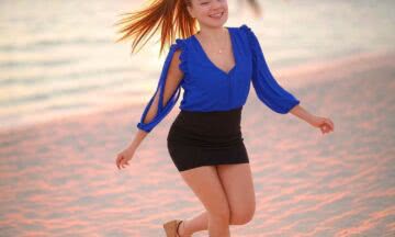 Seksowna bluzka z wycięciami na ramionach i falbanami w odcieniu kobaltu na imprezę taneczną