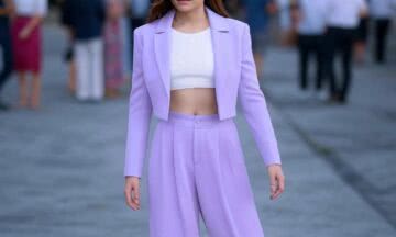 Kobieta w Pastelowym Fiolecie: Letnia Elegancja Pełna Uroku