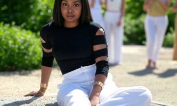 Egzotyczna uroda na letniej imprezie: Jak podkreślić opaleniznę i styl