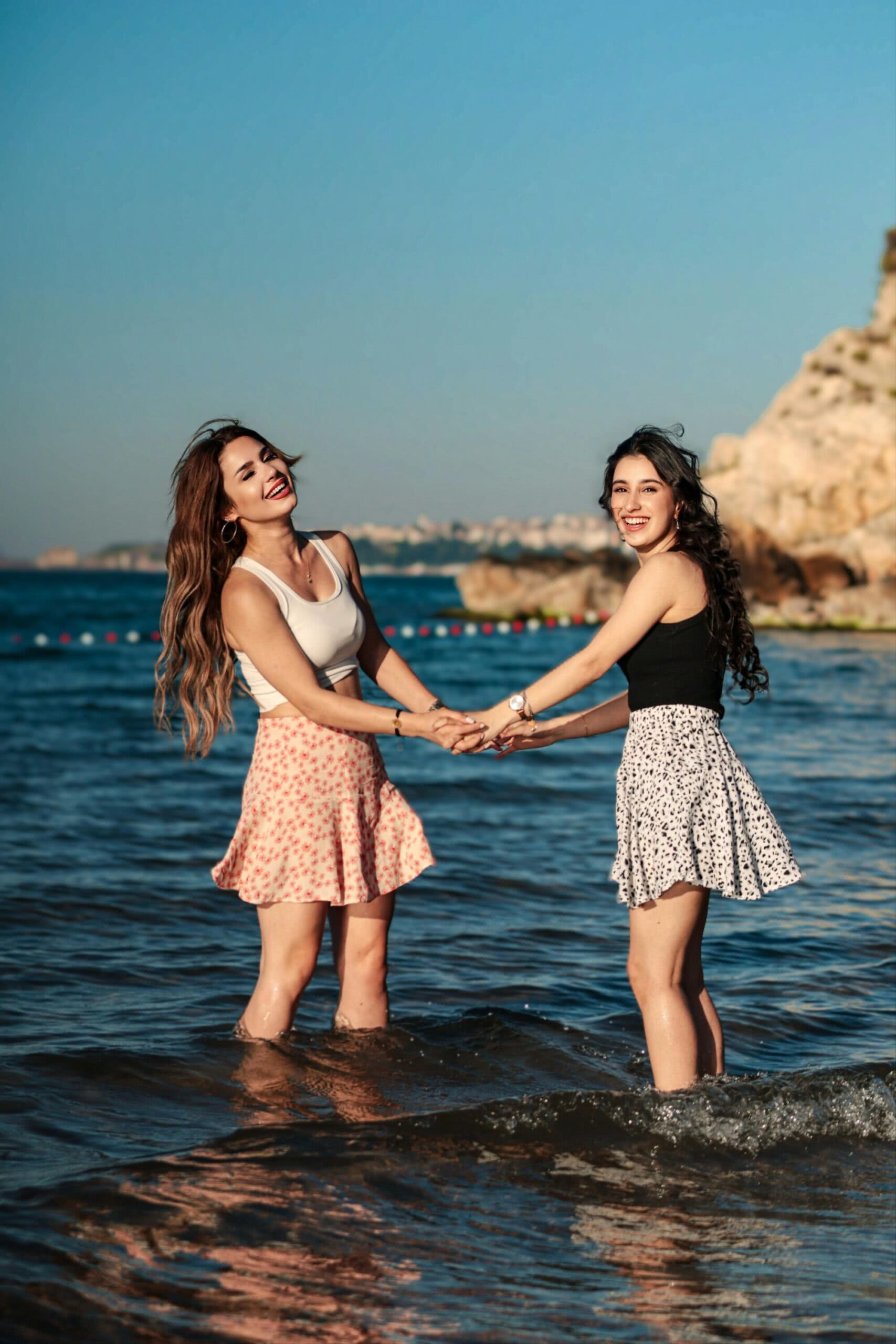 Zwiewne spódnice na lato – Jak je nosić w codziennych stylizacjach. Inspiracje na łączenie spódnic midi i maxi z topami i sandałami w ciepłe dni późnej wiosny