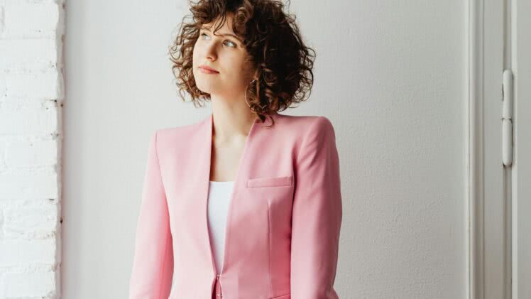 Letnie stylizacje do pracy – jak zachować profesjonalizm i komfort w upalne dni, czyli poradnik dla tych, co chcą wyglądać jak milion dolarów, nie topiąc się przy biurku