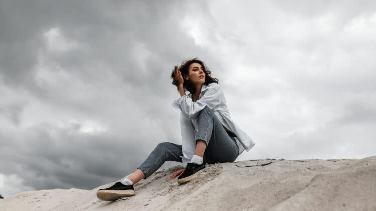 Jak stylizować jeansy na wiosnę – Od deszczu po słońce. Pomysły na outfity z jeansami, np. z kurtką przeciwdeszczową na deszcz lub z lnianą koszulą na ciepłe dni