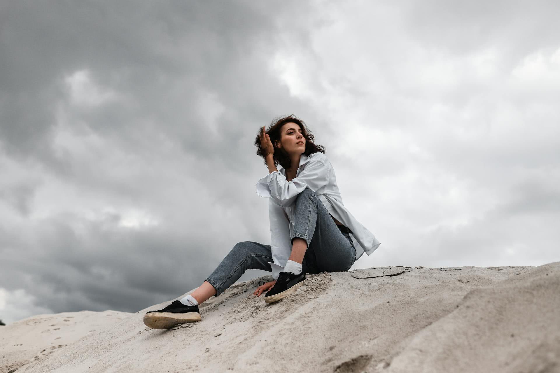 Jak stylizować jeansy na wiosnę – Od deszczu po słońce. Pomysły na outfity z jeansami, np. z kurtką przeciwdeszczową na deszcz lub z lnianą koszulą na ciepłe dni