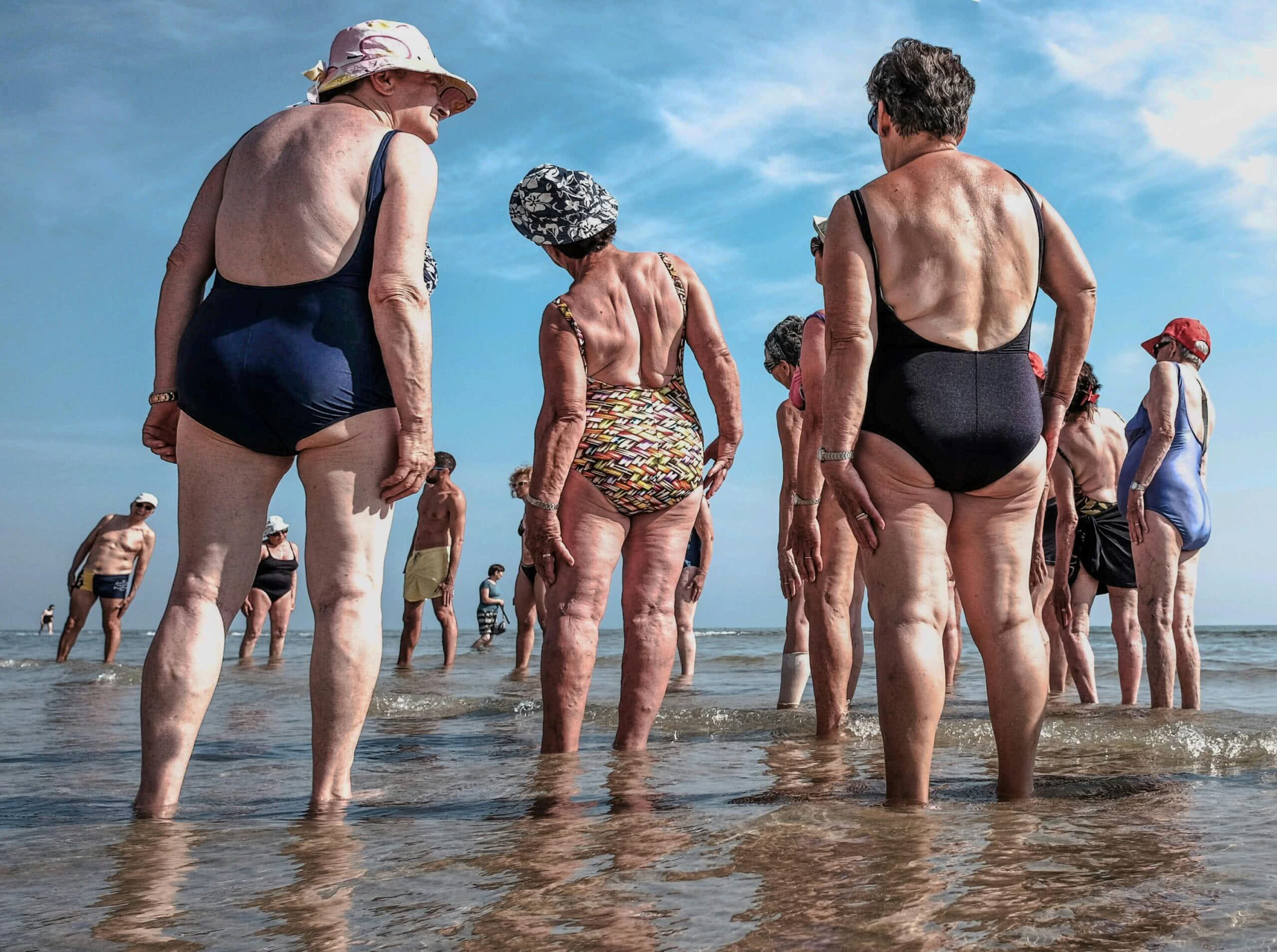 Wybór stroju kąpielowego dla seniorki może być prostszy! Sprawdź, jak znaleźć modny i wygodny model oraz na co zwrócić uwagę przy zakupie.