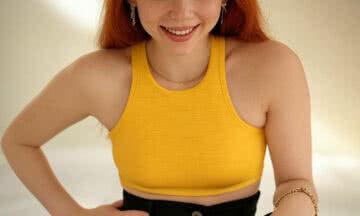 Odważny Look na Imprezę: Żółty Crop-Top i Czarne Spodnie