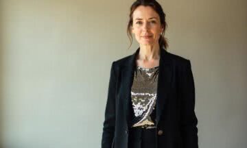 50-letnia kobieta w komplecie z cekinami – Błysk na nowe początki