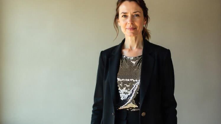 50-letnia kobieta w komplecie z cekinami – Błysk na nowe początki