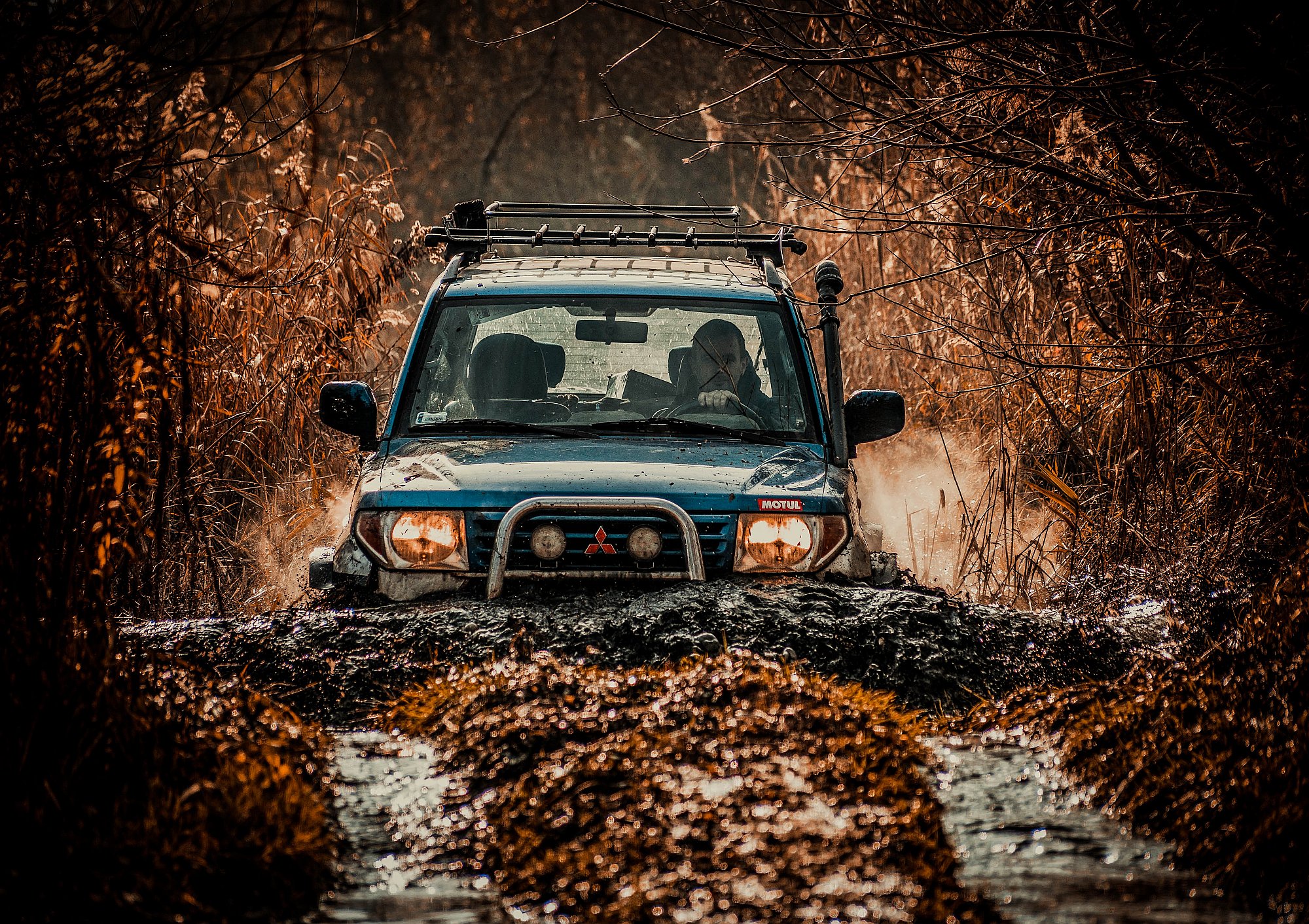 Wypożycz auto terenowe z napędem 4×4 – odkryj zalety pokonywania trudnych szlaków
